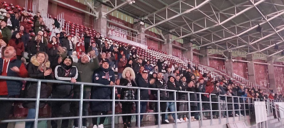 Pasiunea pentru fotbal n-are vârstă! Doi copilași au venit din Suceava pentru a vedea derby-ul Dinamo - Rapid