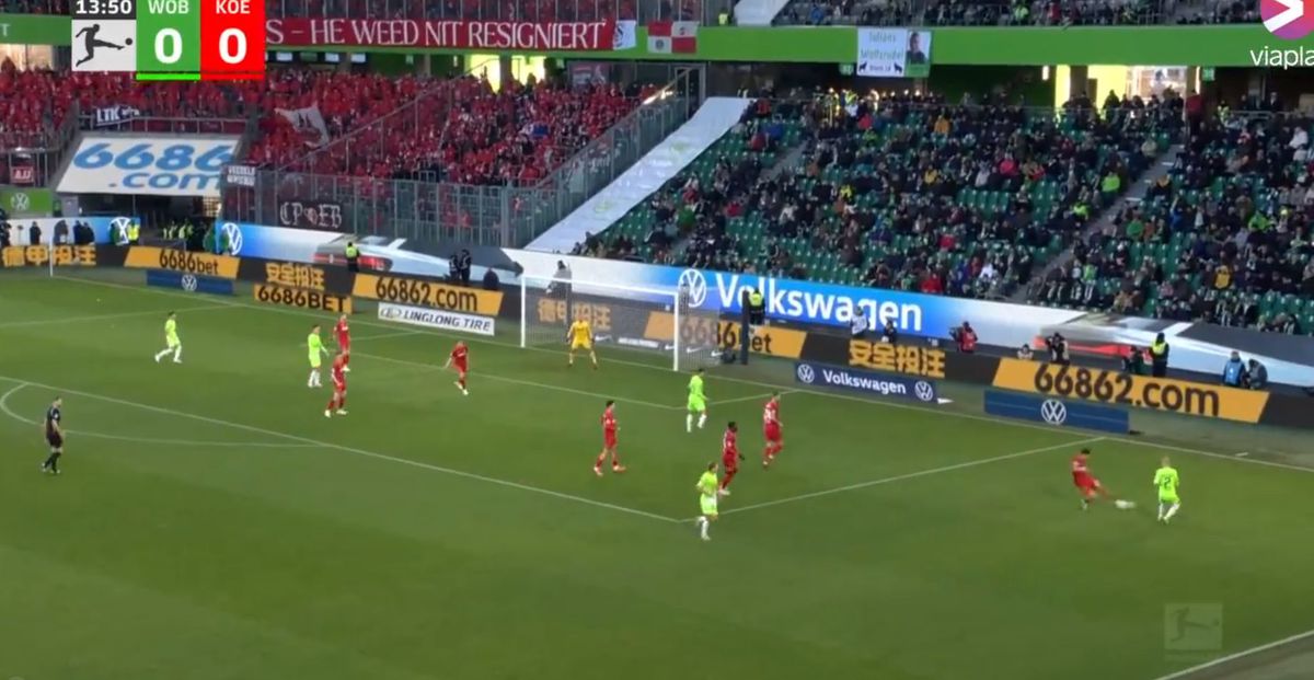 Moment straniu la Wolfsburg - Koln: din tribună, direct arbitru