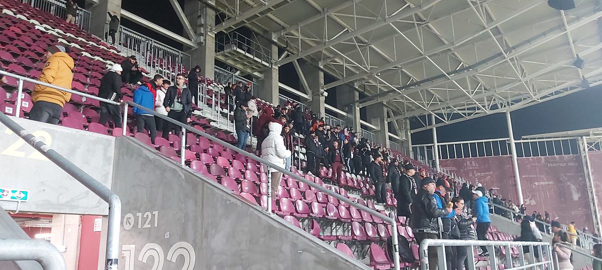 Ce s-a întâmplat pe arena din Giulești, după Dinamo - Rapid. Jucătorii au celebrat alături de fani succesul din derby