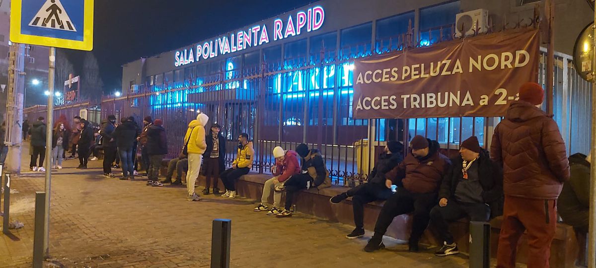 Pasiunea pentru fotbal n-are vârstă! Doi copilași au venit din Suceava pentru a vedea derby-ul Dinamo - Rapid