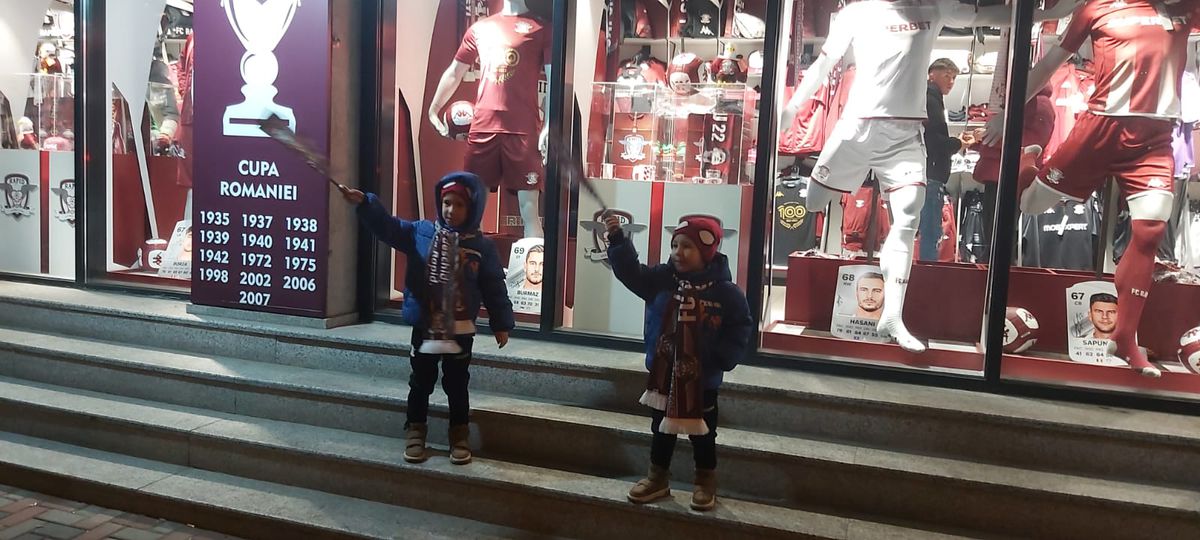 Ce s-a întâmplat pe arena din Giulești, după Dinamo - Rapid. Jucătorii au celebrat alături de fani succesul din derby