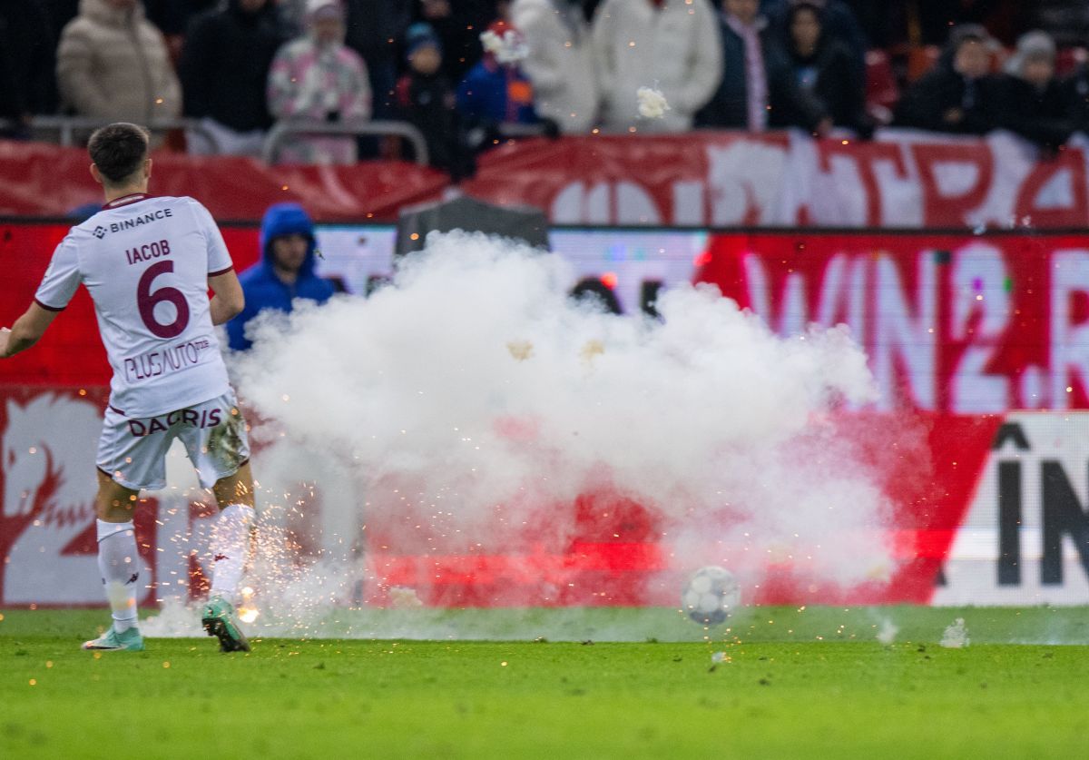 Dinamo - Rapid, întrerupt 2 minute și 50 de secunde pentru o „rachetă” aruncată pe teren