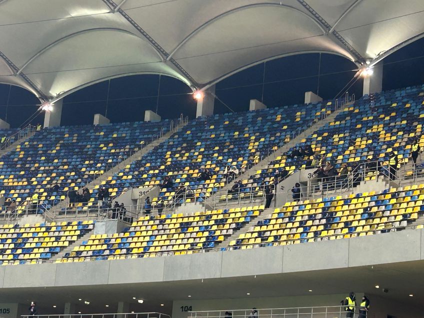 Galeria Rapidului a ales să urmărească derby-ul cu Dinamo din Giulești, nemulțumită de condițiile oferite de rivali. Au existat 40 de fani ai oaspeților și pe Arena Națională.