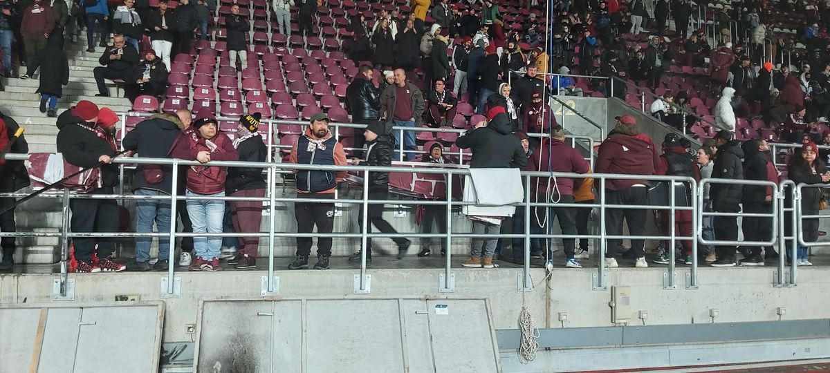Pasiunea pentru fotbal n-are vârstă! Doi copilași au venit din Suceava pentru a vedea derby-ul Dinamo - Rapid