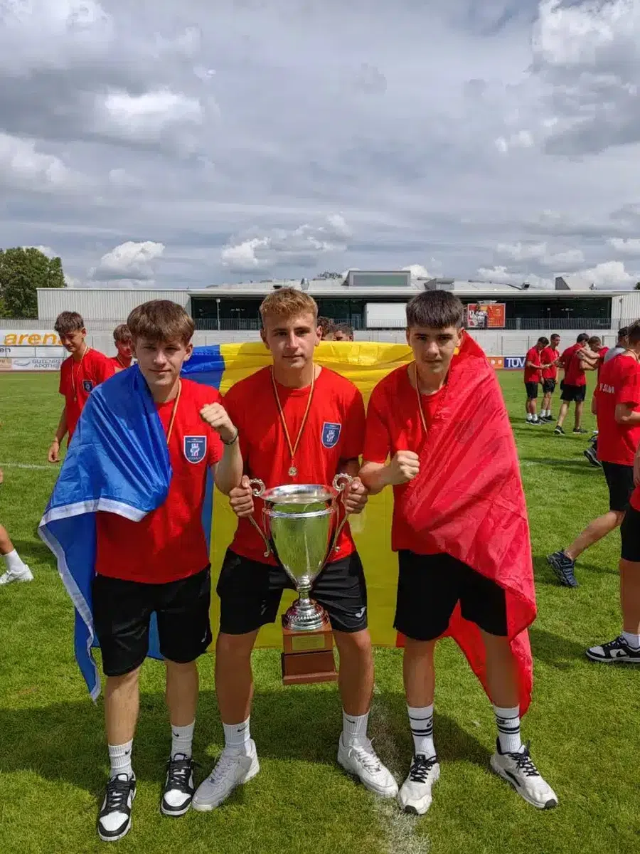 Sebastian Burlacu (în mijloc), campion județean cu LPS Suceava Sebastian Burlacu, pariul lui Fabregas la Como: „Am primit «botezul» în vestiar împreună cu Belotti” + Suma istorică din contractul cu LPS Suceava