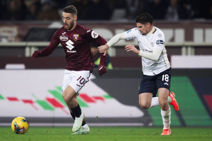 Răzvan Marin în duel cu Nikola Vlasic, în partida Torino - Cagliari 2-0 / Foto: Imago Cel mai slab sezon la club din cariera lui Răzvan Marin! » Detaliul statistic care ar trebui să-l pună pe gânduri