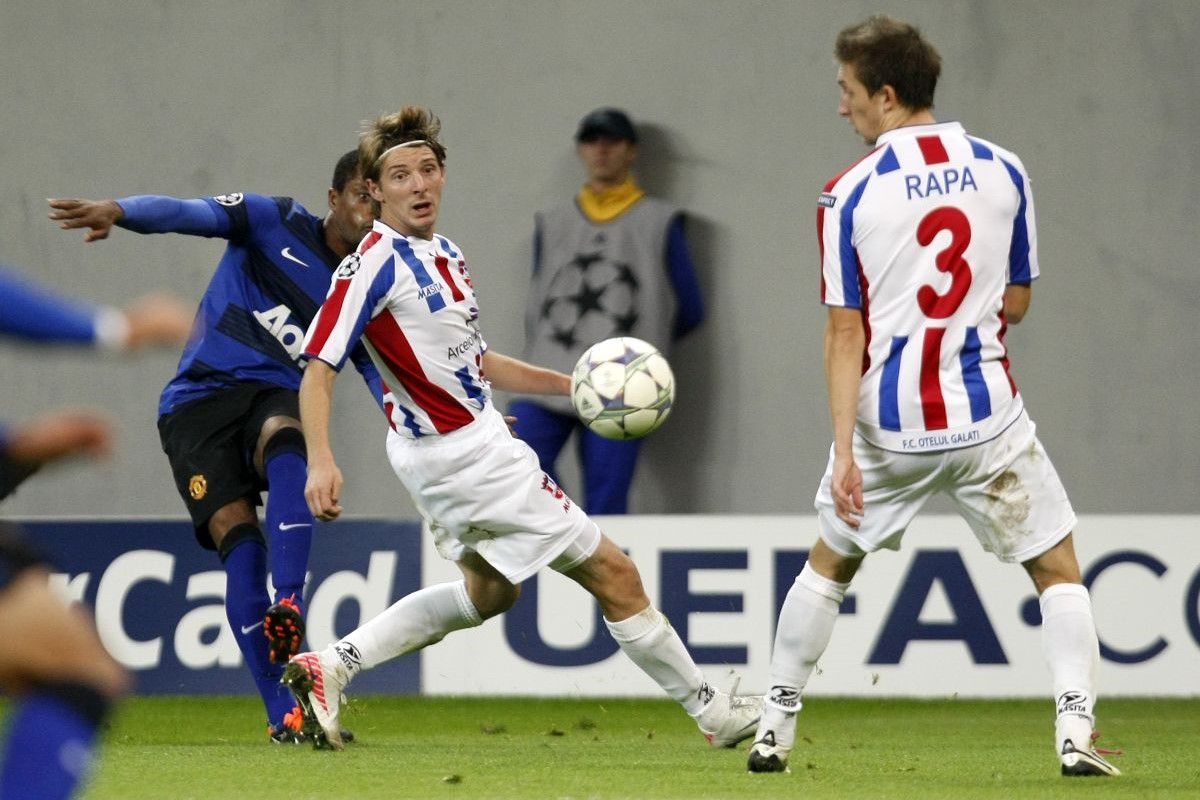 „Sincer, credeam că luăm multe” » Românul care a înfruntat un Manchester United stelar pe Old Trafford: “M-a luat cu tot cu minge. Apoi m-au fluierat la orice atingere!”