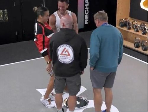 Aryna Sabalenka și staff-ul ei, mimând că urinează pe trofeul rezervat finalistei de la Australian Open