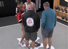 Aryna Sabalenka, surprinsă că se preface că urinează pe trofeul de la Australian Open