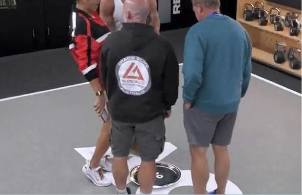 Aryna Sabalenka, surprinsă că se preface că urinează pe trofeul de la Australian Open