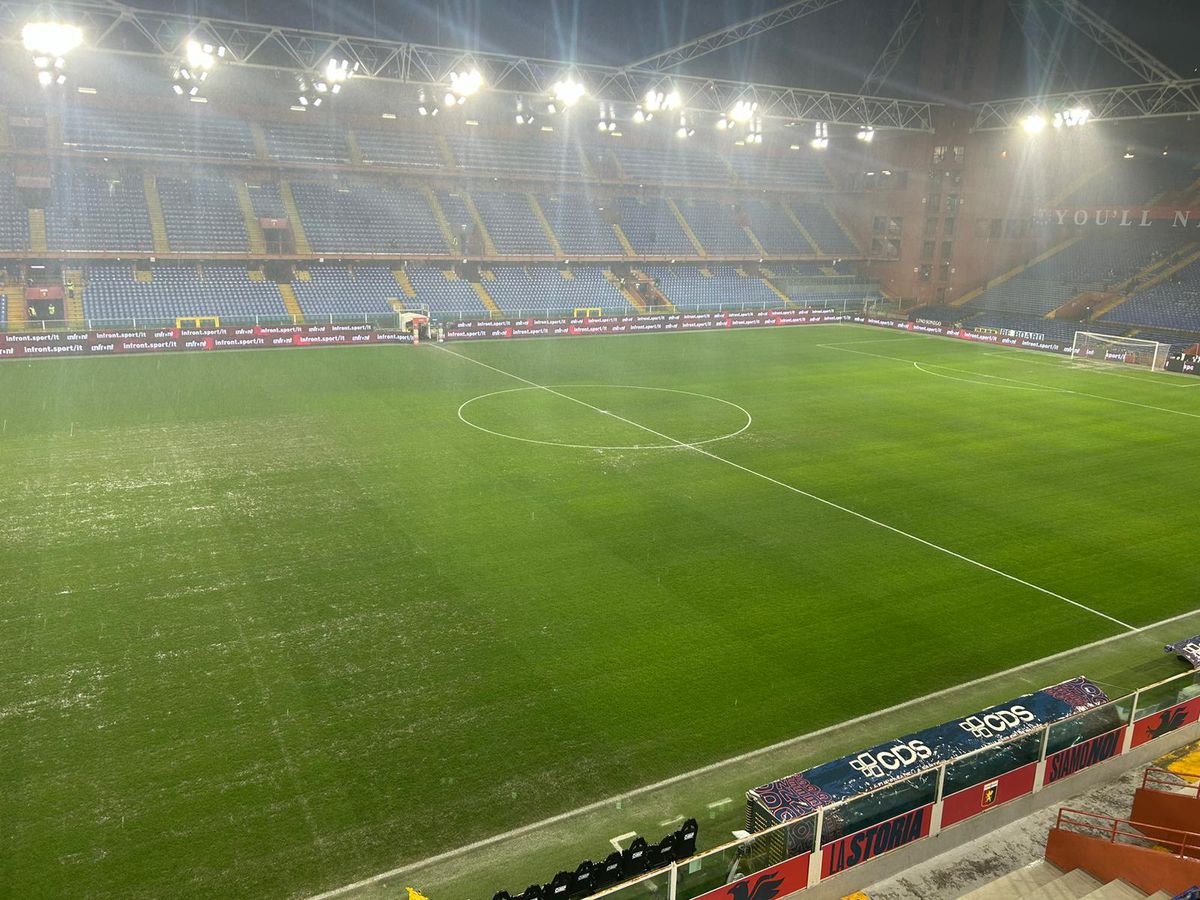Terenul plin de bălți pe Luigi Ferraris, cu o oră și jumătate înaintea startului partidei Genoa - Monza