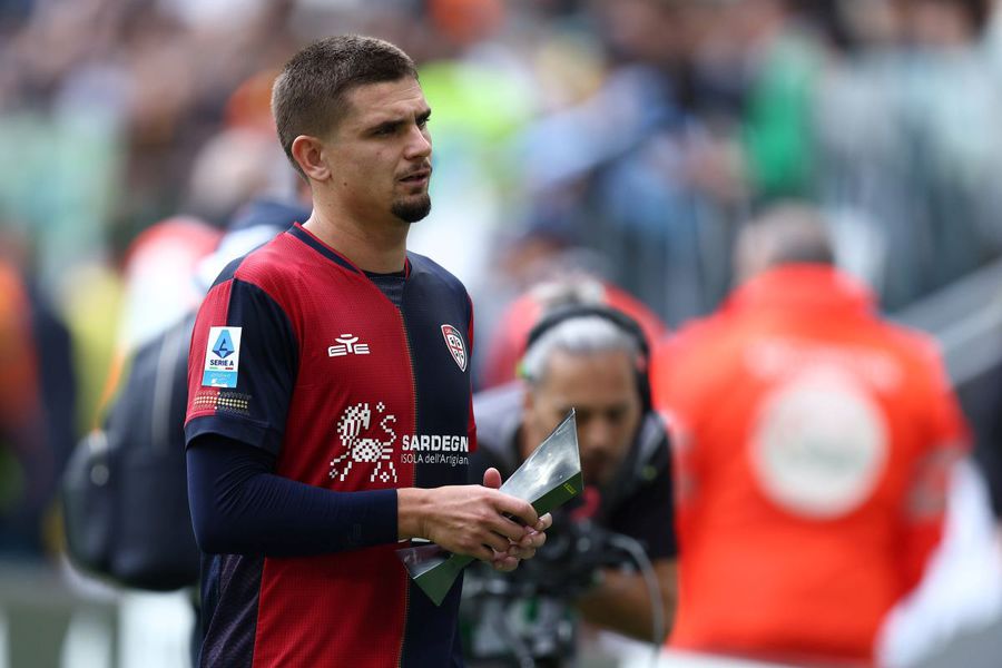 Răzvan Marin, cu trofeul pentru cel mai bun jucător al meciului Juventus - Cagliari (1-1), pe 6 octombrie trecut. Are două astfel de premii stagionale / Foto: Imago Lovitură pentru Mircea Lucescu: ruptura este iremediabilă! » Explicațiile trecerii lui Răzvan Marin pe linie moartă la Cagliari + ce urmează pentru mijlocaș