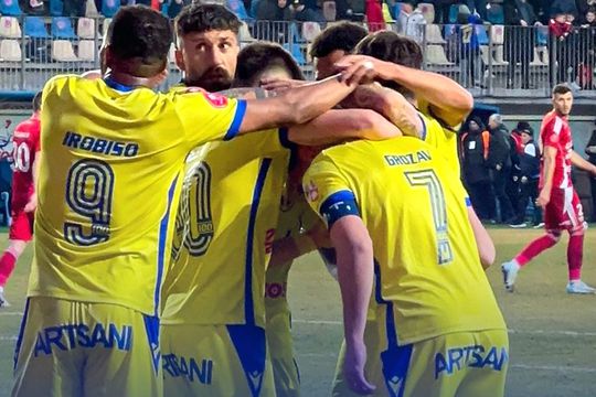 „Lupii galbeni” au controlat autortitar prima repriză / Sursă foto: Facebook@ Petrolul Ploiești