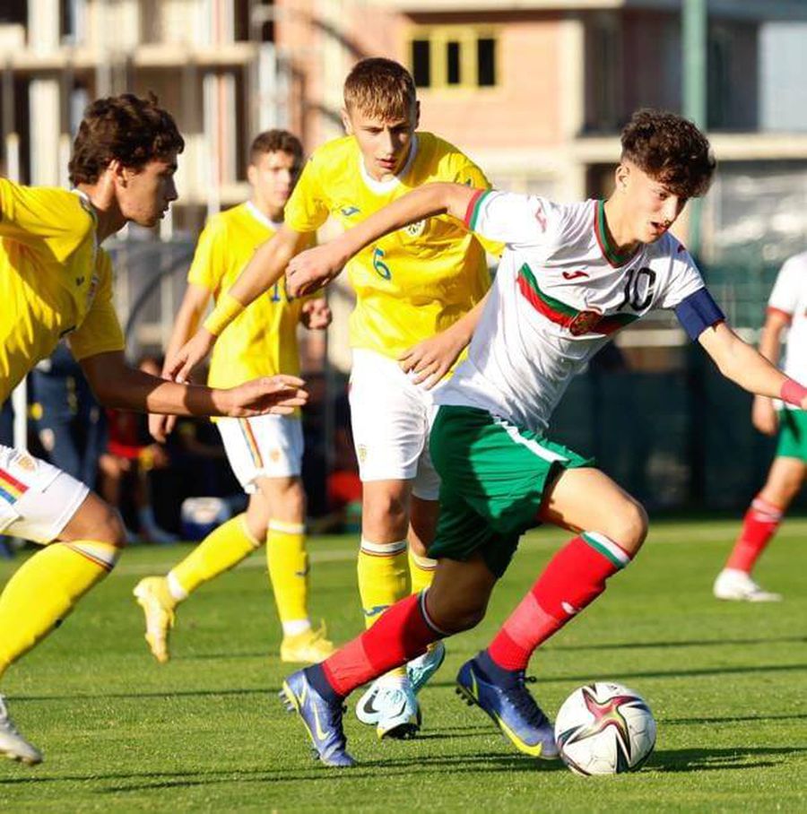 Sebastian Burlacu (nr. 6) într-un amical România - Bulgaria la nivel U15 Sebastian Burlacu, pariul lui Fabregas la Como: „Am primit «botezul» în vestiar împreună cu Belotti” + Suma istorică din contractul cu LPS Suceava