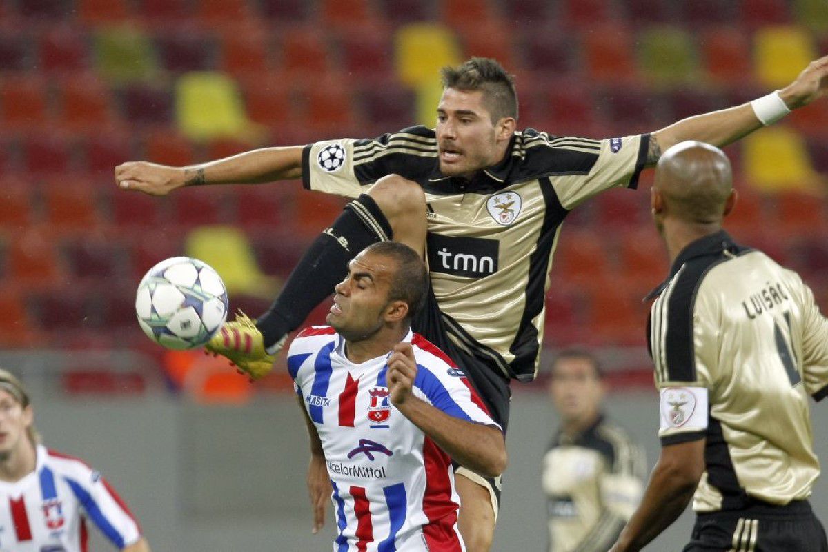 „Sincer, credeam că luăm multe” » Românul care a înfruntat un Manchester United stelar pe Old Trafford: “M-a luat cu tot cu minge. Apoi m-au fluierat la orice atingere!”