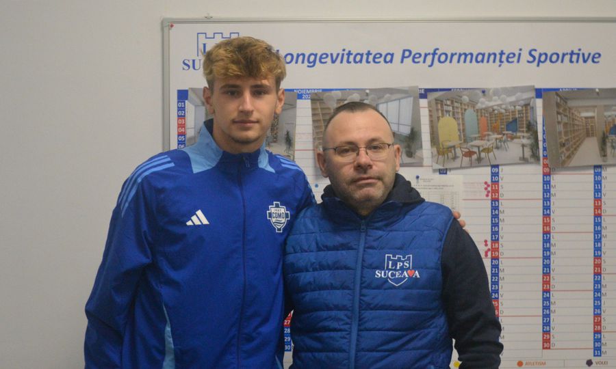 Sebastian Burlacu alături de Ciprian Anton, directorul LPS Suceava Sebastian Burlacu, pariul lui Fabregas la Como: „Am primit «botezul» în vestiar împreună cu Belotti” + Suma istorică din contractul cu LPS Suceava