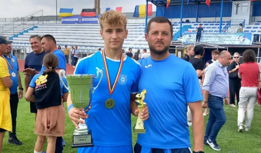 Sebastian Burlacu alături de Andrei Ițco, antrenorul cu care a lucrat vreme de 12 ani Sebastian Burlacu, pariul lui Fabregas la Como: „Am primit «botezul» în vestiar împreună cu Belotti” + Suma istorică din contractul cu LPS Suceava