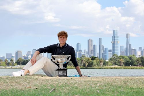 Jannik Sinner la ședința foto care a urmat cuceririi trofeului în 2025 FOTO Guliver/GettyImages