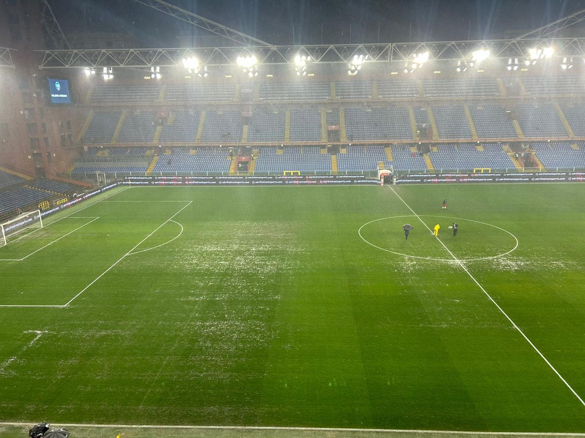 Terenul plin de bălți pe Luigi Ferraris, cu o oră și jumătate înaintea startului partidei Genoa - Monza