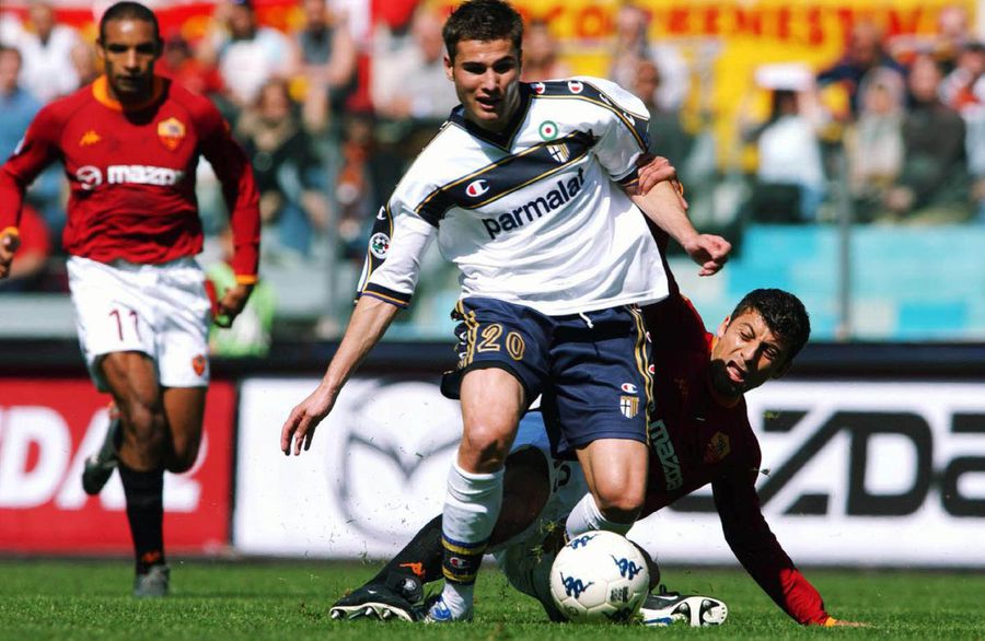 Adrian Mutu, aici într-o partidă contra Romei, a avut cel mai bun sezon al carierei în 2002-2003, cu 22 de goluri și 12 assisturi în 35 de meciuri la Parma în Serie A și Cupa UEFA / Foto: Gulliver/GettyImages Man di pancia sau dorul de ducă