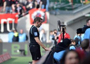 Revoluție în Bundesliga » Arbitrii își vor explica deciziile la stațiile de amplificare ale stadioanelor