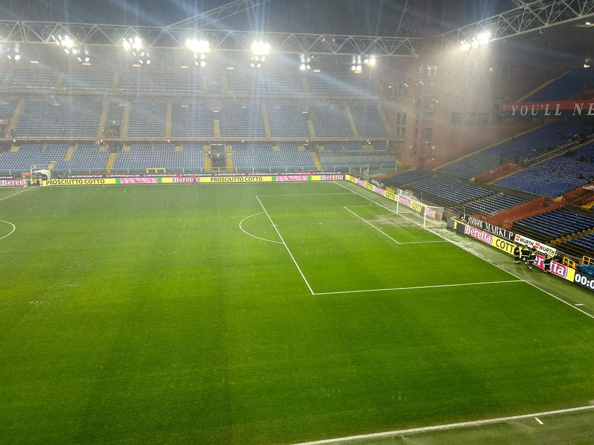 Terenul plin de bălți pe Luigi Ferraris, cu o oră și jumătate înaintea startului partidei Genoa - Monza