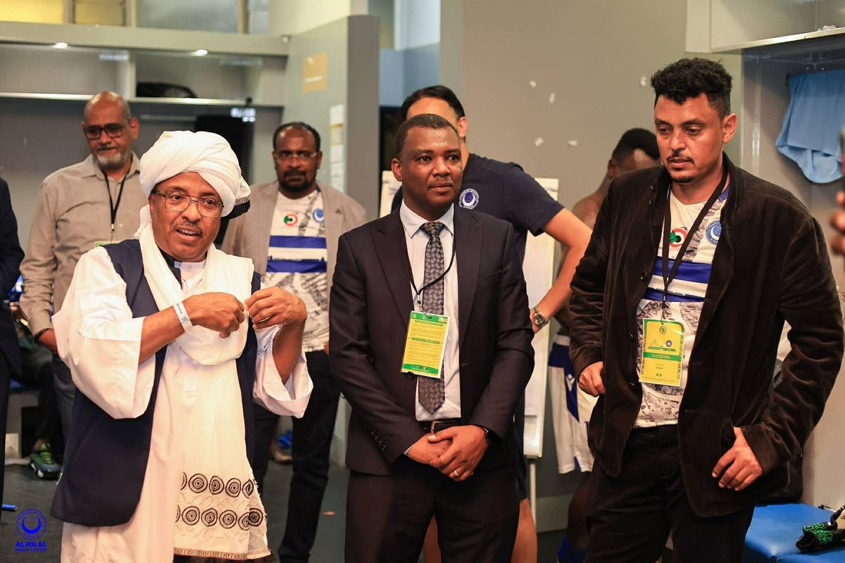 Sărbătoare la echipa lui Reghecampf pe „stil românesc” » Conducătorul a aruncat cu bani în vestiar