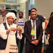 Muhammad Ibrahim Al-Aliqi, directorul sportiv al echipei Al-Hilal Omdurman, a împărțit bani jucătorilor, chiar în vestiar / foto: Facebook