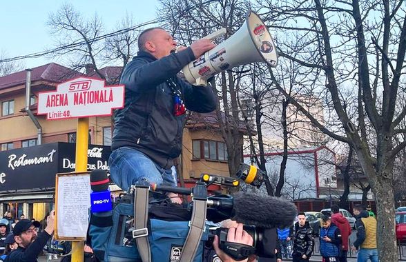 Peluza Nord FCSB fierbe! » Cine a intervenit și i-a oprit pe ultrași să nu le vandalizeze mașinile jucătorilor: „Vă credeți vedete. Prea multă aroganță”