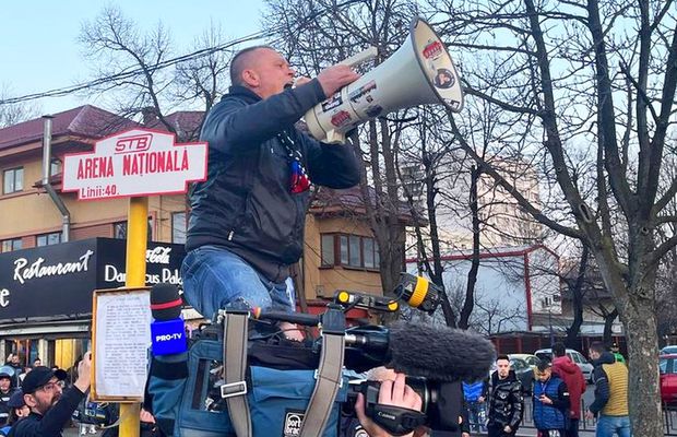 Peluza Nord FCSB fierbe! » Cine a intervenit și i-a oprit pe ultrași să nu le vandalizeze mașinile jucătorilor: „Vă credeți vedete. Prea multă aroganță”