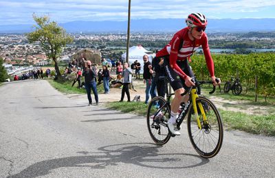 Jonas Vingegaard a căzut la antrenament după ce a fost urmărit de un fan, dar altcineva îl acuză: „Poți fi profesionist, dar poți fi și umil”