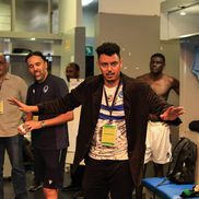 Muhammad Ibrahim Al-Aliqi, directorul sportiv al echipei Al-Hilal Omdurman, a împărțit bani jucătorilor, chiar în vestiar / foto: Facebook