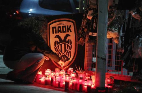 Candele aprinse în fața stadionului Toumba din Salonic, în memoria celor 7 suporteri decedați în tragicul accident din județul Timiș
