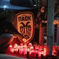 Candele aprinse în fața stadionului Toumba din Salonic, în memoria celor 7 suporteri decedați în tragicul accident din județul Timiș