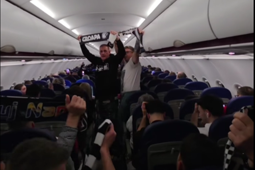 Fanii lui U-BT Cluj-Napoca au cântat imnul lui „U” în avion, în cursa spre Barcelona/Foto: captură Facebook (U-BT Cluj-Napoca)