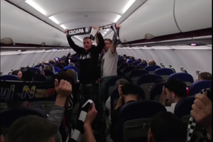 „Stimați pasageri, vă vorbește comandantul” » Fanii lui U-BT Cluj-Napoca au făcut spectacol în avion, înaintea unui meci crucial pentru alb-negri