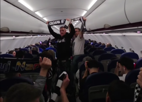 „Stimați pasageri, vă vorbește comandantul” » Fanii lui U-BT Cluj-Napoca au făcut spectacol în avion, înaintea unui meci crucial pentru alb-negri