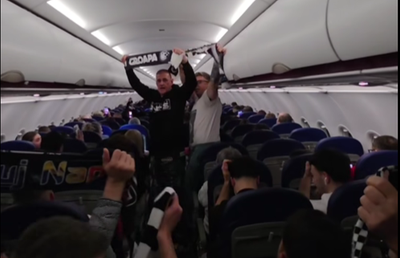 „Stimați pasageri, vă vorbește comandantul” » Fanii lui U-BT Cluj-Napoca au făcut spectacol în avion, înaintea unui meci crucial pentru alb-negri