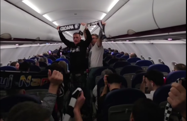 „Stimați pasageri, vă vorbește comandantul” » Fanii lui U-BT Cluj-Napoca au făcut spectacol în avion, înaintea unui meci crucial pentru alb-negri