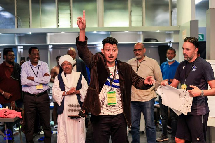 Muhammad Ibrahim Al-Aliqi, directorul sportiv al echipei Al-Hilal Omdurman, a împărțit bani jucătorilor, chiar în vestiar / foto: Facebook
