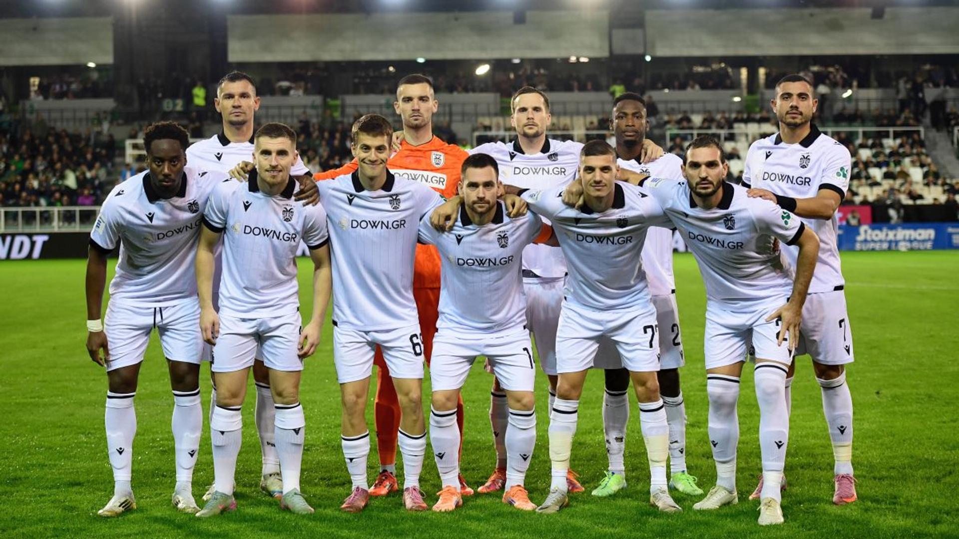 Suporteri PAOK țin un moment de reculegere pe stadionul Toumba în semn de doliu după accidentul fatal din România. | sursa foto: Gazeta Sporturilor