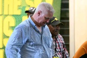 Incident la finalul meciului echipei lui Laurețiu Reghecampf » Directorul sportiv a fost argesat de fani