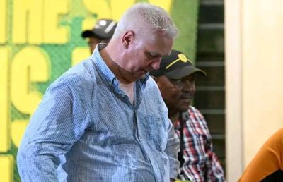 Incident la finalul meciului echipei lui Laurențiu Reghecampf » Directorul sportiv a fost agresat de fani