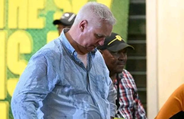 Incident la finalul meciului echipei lui Laurențiu Reghecampf » Directorul sportiv a fost agresat de fani