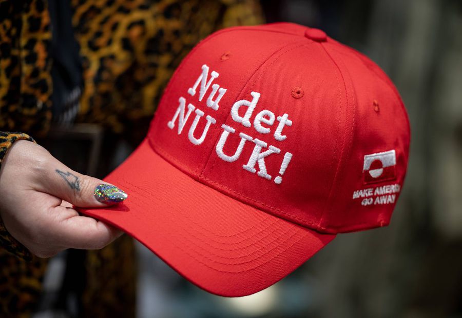 Danezii au cumpărat masiv șepci cu mesajul „Nu det Nuuk!” (Make America go away), în semn de protest față de intenția lui Donald Trump de anexare a Groenlandei la SUA / Foto: Imago Replică de la Bayern pentru Donald Trump: „Ne face mai puternici! Europa arată tuturor cine e în teren”
