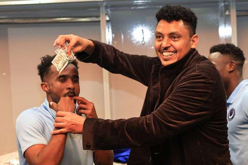 Muhammad Ibrahim Al-Aliqi, directorul sportiv al echipei Al-Hilal Omdurman, a împărțit bani jucătorilor, chiar în vestiar / foto: Facebook
