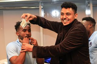 Sărbătoare la echipa lui Reghecampf pe „stil românesc” » Conducătorul a aruncat cu bani în vestiar