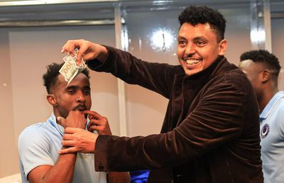 Sărbătoare la echipa lui Reghecampf pe „stil românesc” » Conducătorul a aruncat cu bani în vestiar