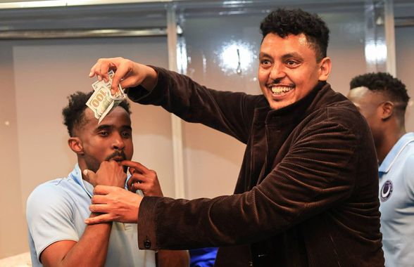 Sărbătoare la echipa lui Reghecampf pe „stil românesc” » Conducătorul a aruncat cu bani în vestiar