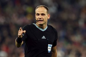UEFA a delegat arbitrul pentru FCSB - Fenerbahce » A acordat două cartonașe roșii și 7 galbene la ultimul meci